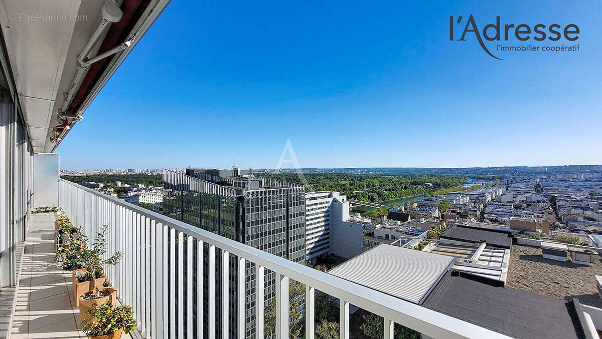 PUTEAUX/CENTRE 3 pièces en étage élevé sans vis-à-vis de 80 m² avec balcon 19m², double parking et cave - photo 10