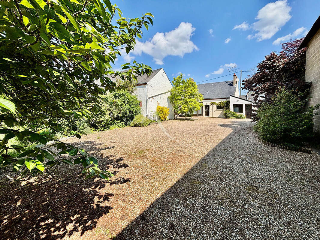 Maison à SAINT-DENIS-DE-L'HOTEL