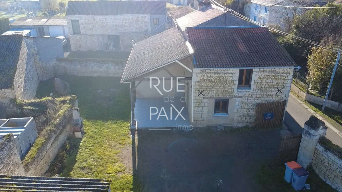 Maison à LES TROIS-MOUTIERS