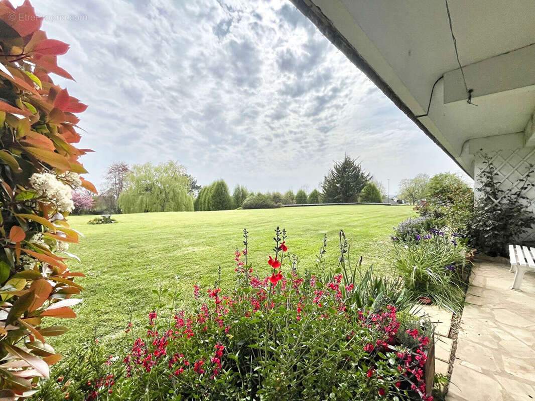 A VENDRE APPARTEMENT 4 PIECES 90 m2 A VENDRE - rez de jardin - terrasse sud - cave - garage fermé - photo 4