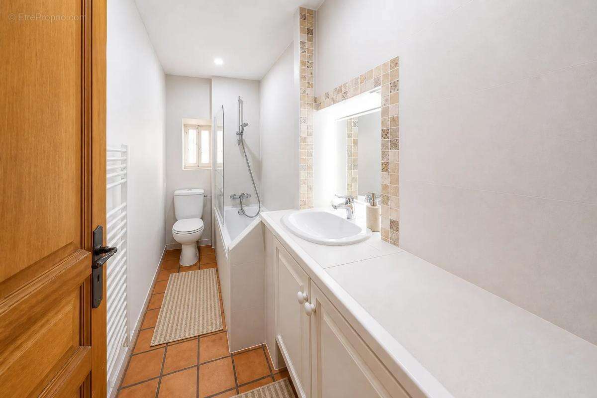 Charmant T5 rénové de 106 m² au cœur de Rousset - photo 7