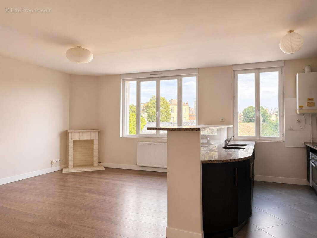 Bordeaux place amedee larrieu   appartement t3 traversant, dernier etage et vue degagee - photo 2