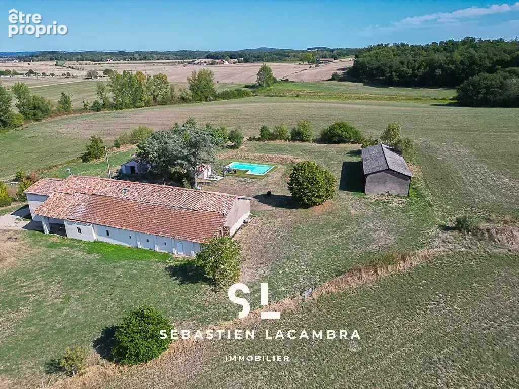 Corps de ferme du XVIIIe siècle rénové   160 m2 habitables, nombreuses dépendances et remarquable potentiel - photo 2
