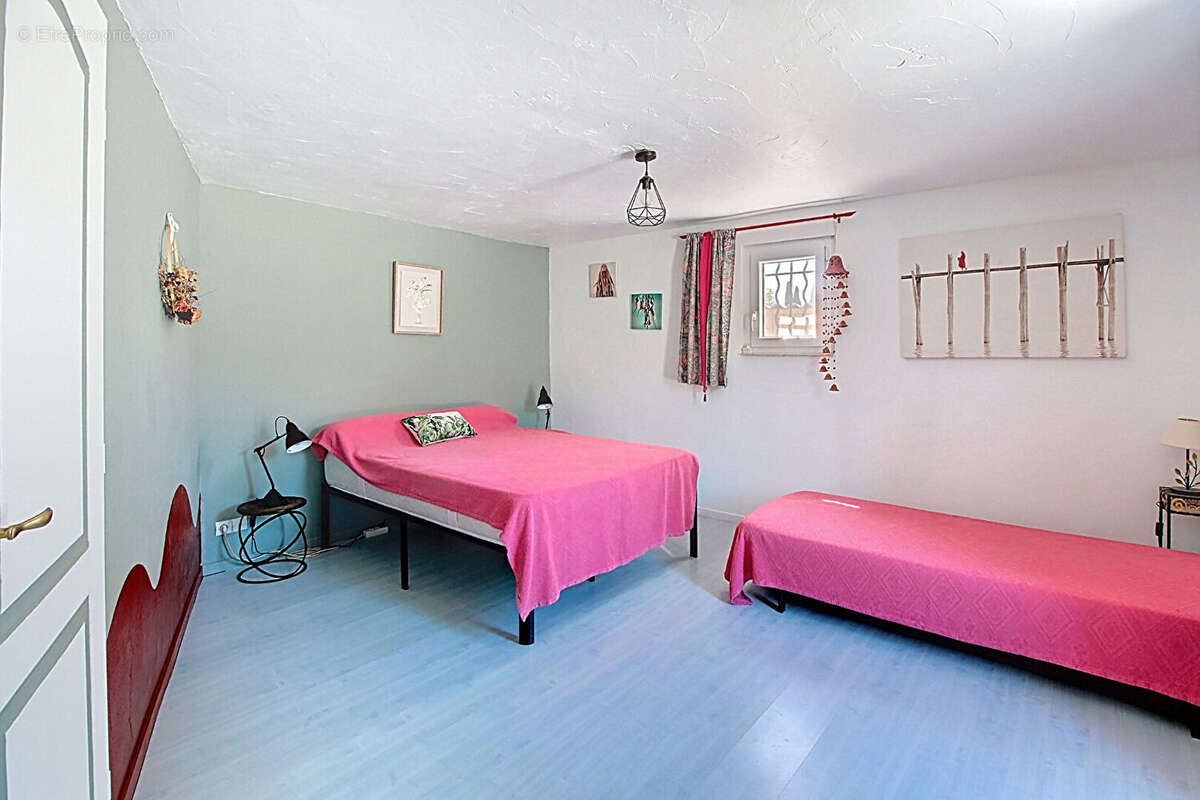 A VENDRE EN EXCLUSIVITE ! À  SAINT ANTONIN DU VAR Maison - 6 pièces 153 m2 sur un terrain de  1200 m2 avec piscine - photo 14