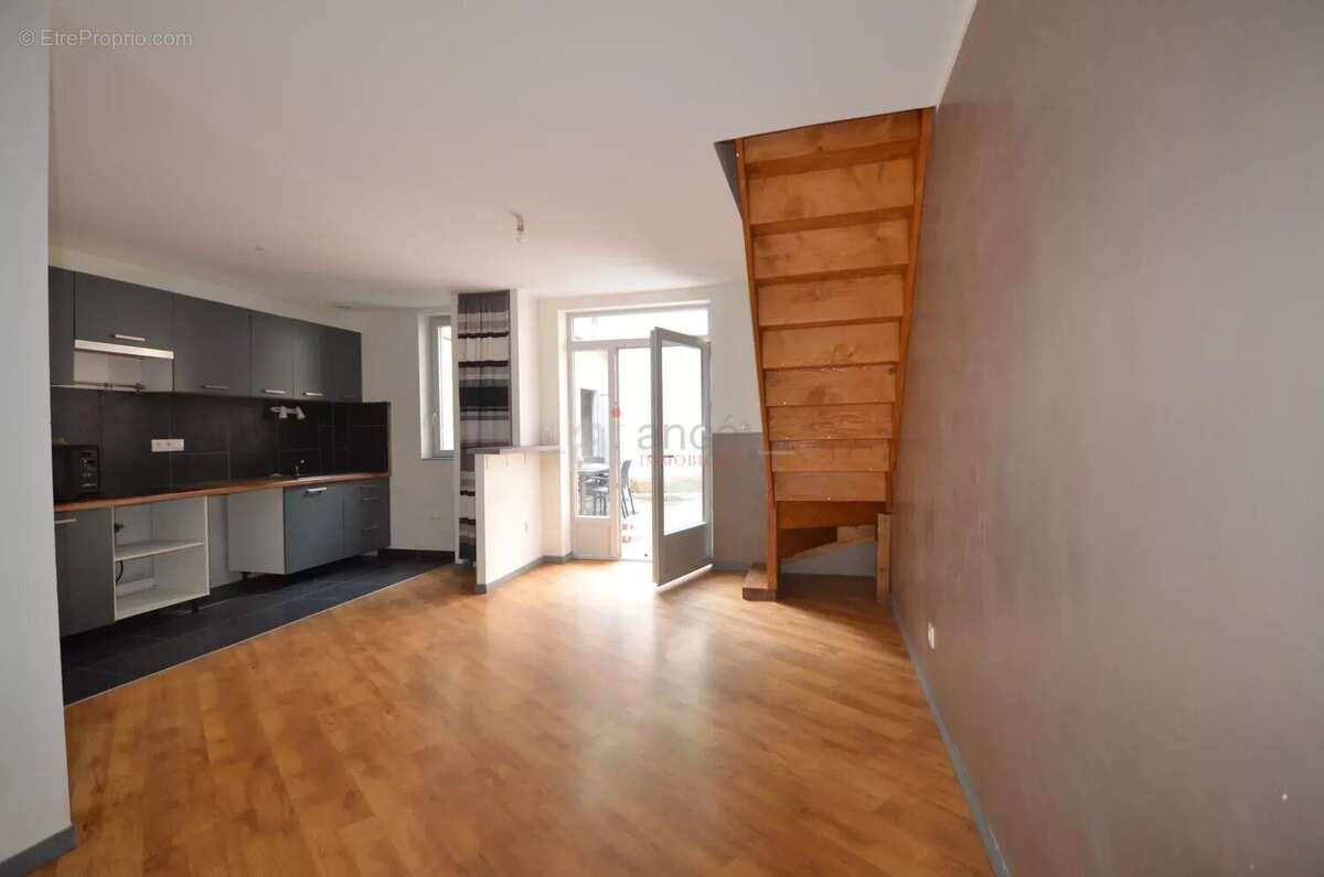 Appartement à NEUVILLE-SUR-AIN