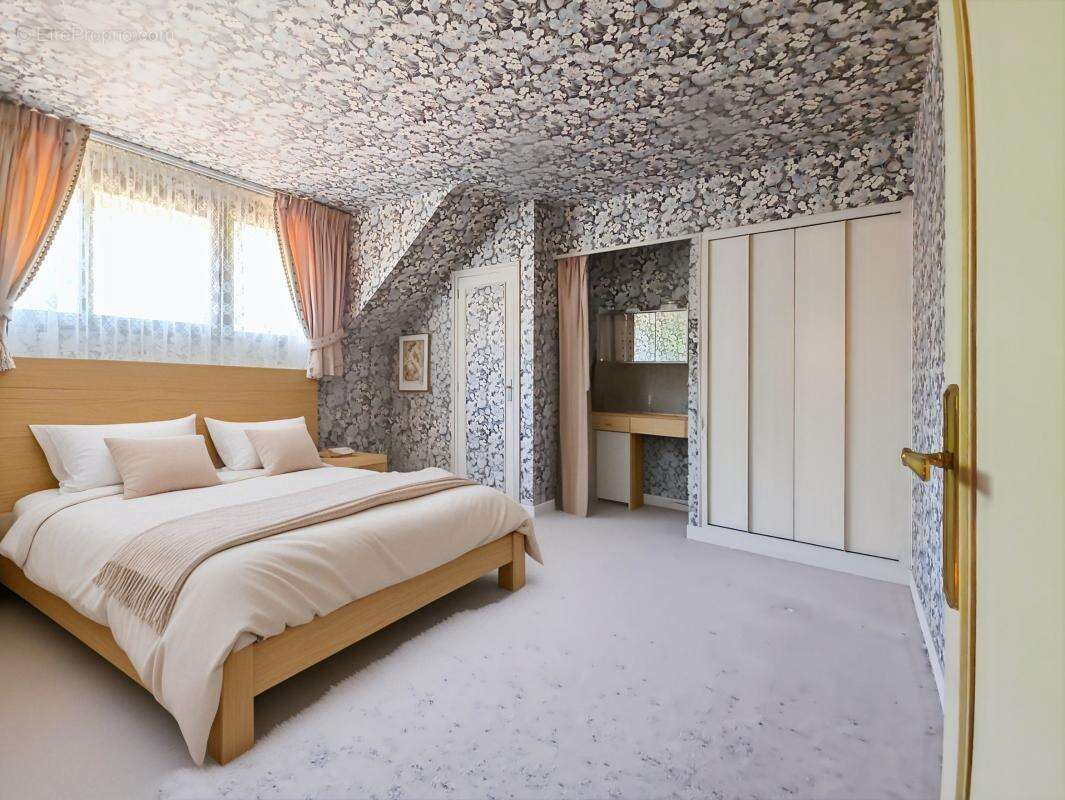  Un cadre de vie privilégié Édifiée sur un terrain de plus de 6 780 m², entièrement clos et paysager, cette propriété vous garan - photo 9