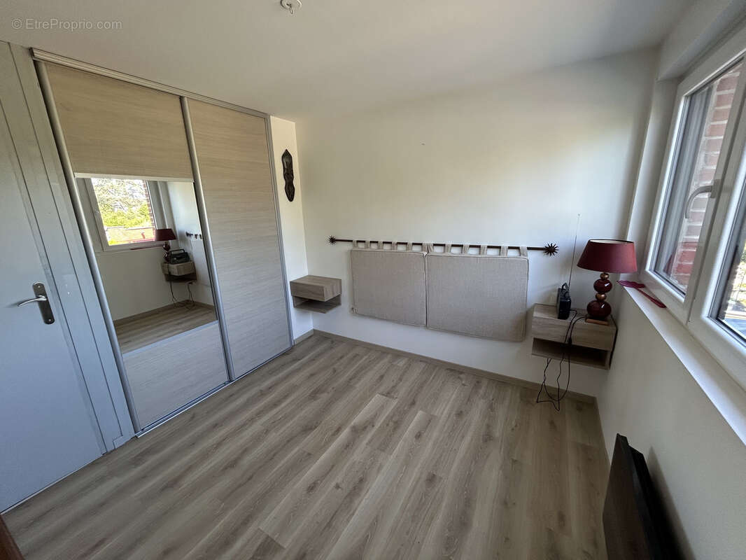 Maison semi individuelle entièrement rénovée avec gout, secteur calme et prisé ! - photo 11