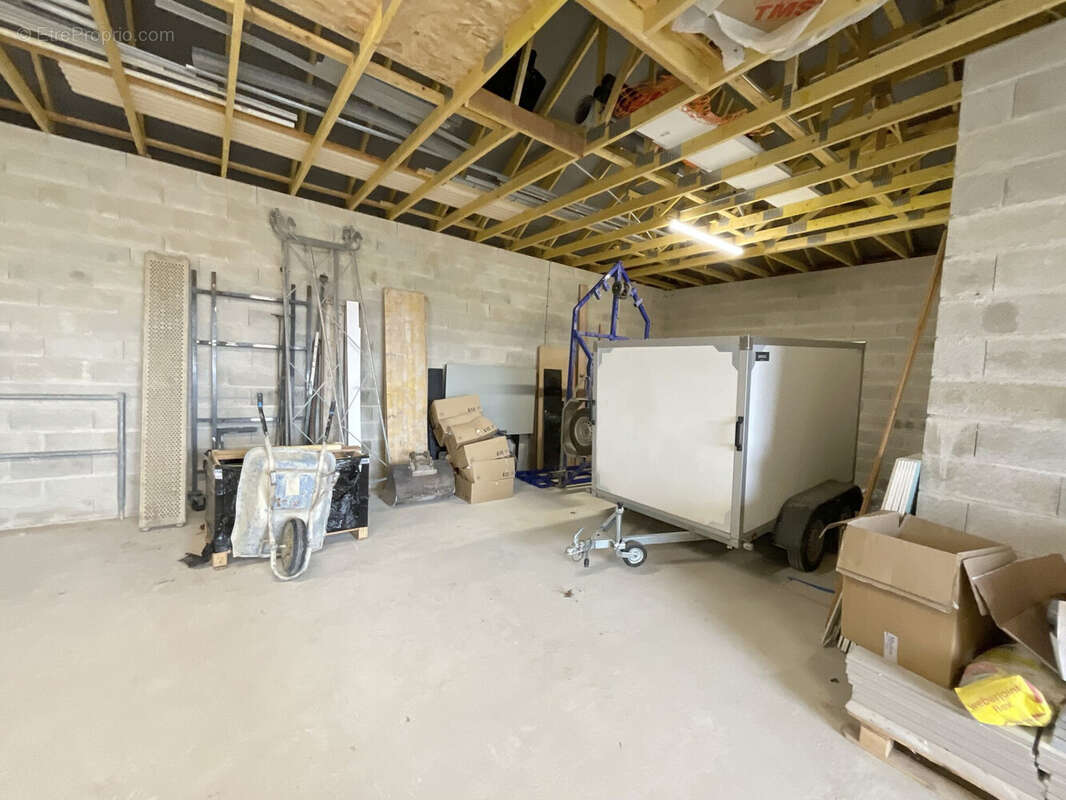 atelier de stockage 180m2  - Commerce à VAUDES