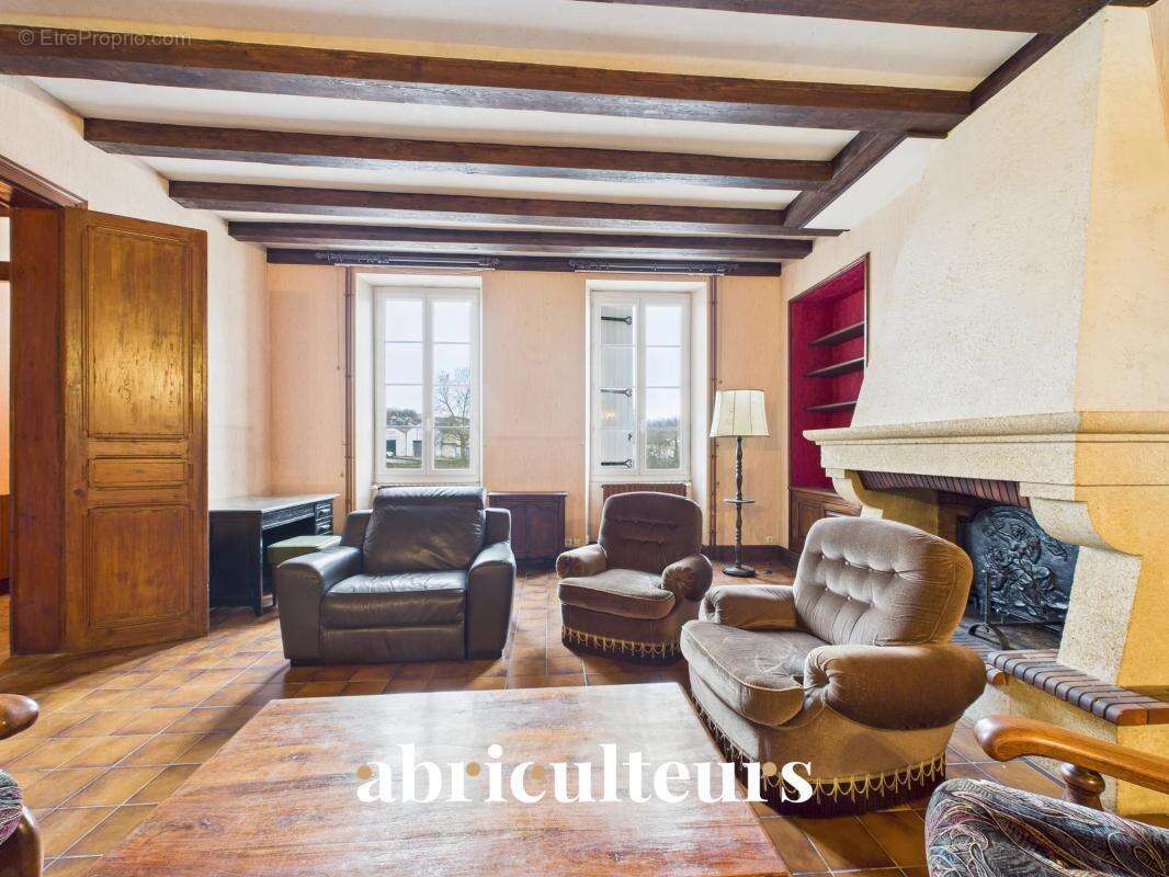 Maison de Maître au coeur du centre ville en vente à Jarnac (16200) - photo 3