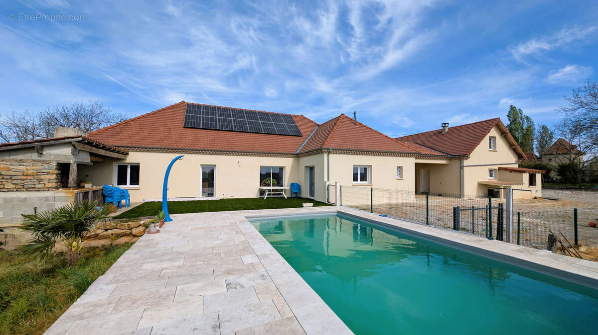 Maison à MAYRINHAC-LENTOUR