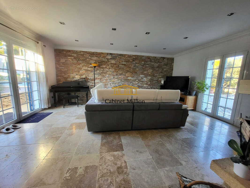 Maison à VIC-LA-GARDIOLE