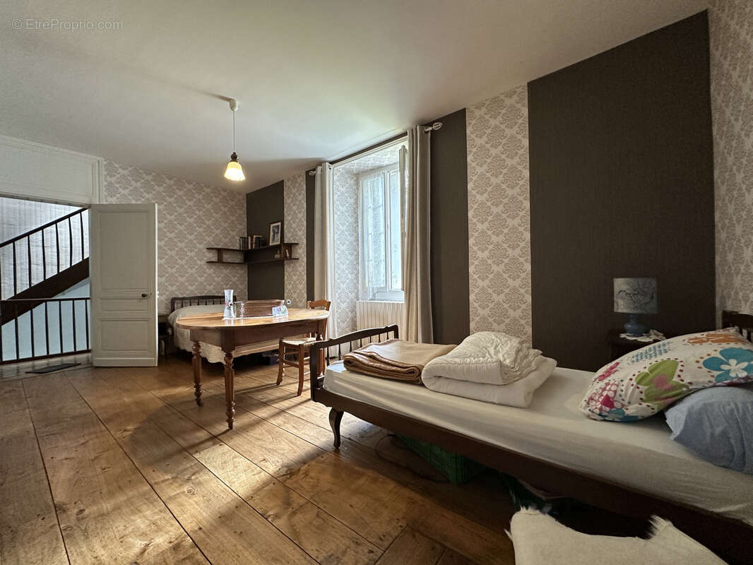 Propriété en pierres, deux maisons et terrain - photo 10