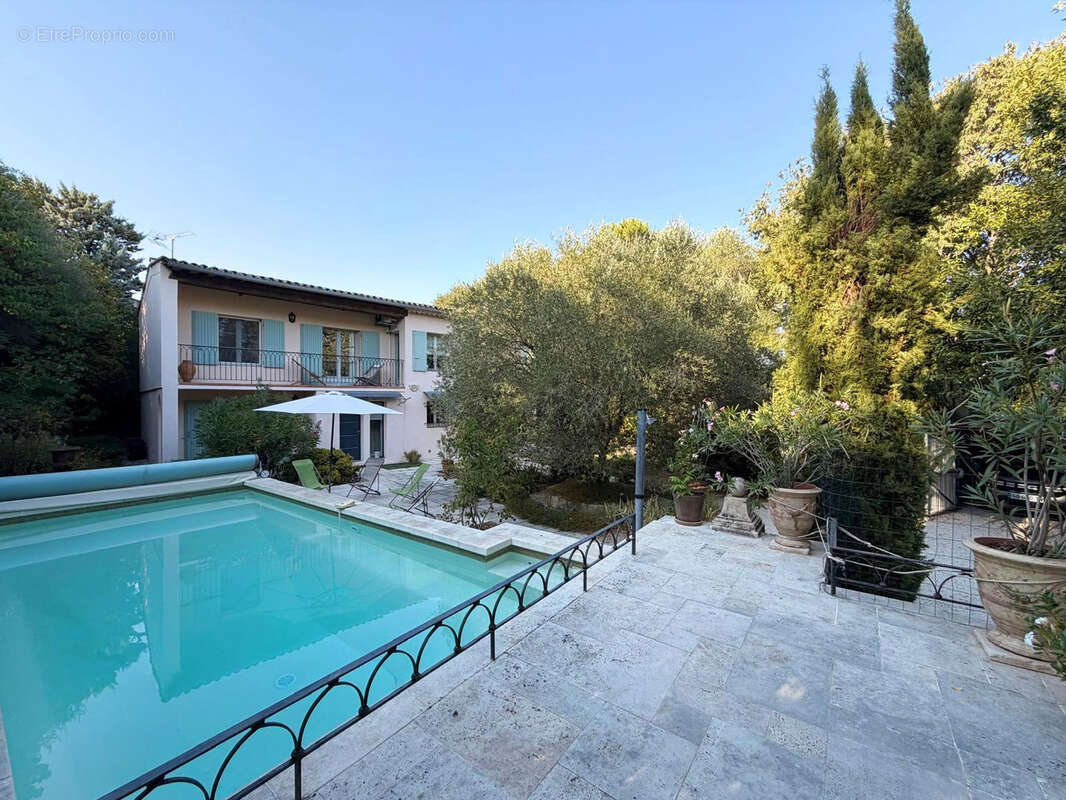 NIMES TOUR MAGNE Splendide maison 7 pièces de 205 m2 avec piscine et garage, sur 1500 m2 de terrain - photo 2