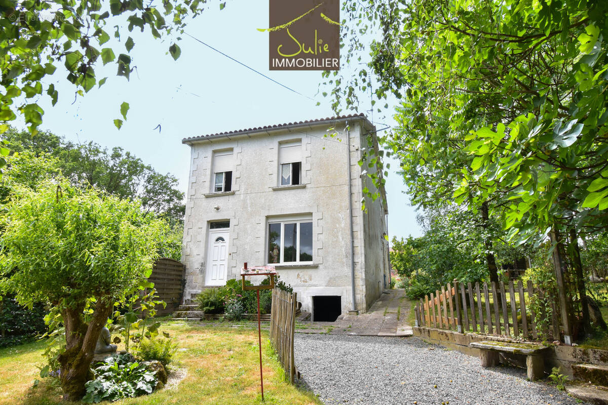 Maison à MONCOUTANT