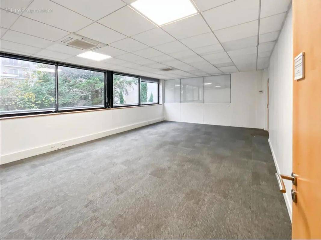 Commerce à SURESNES