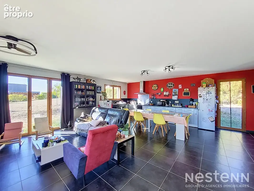 A Vendre Maison contemporaine de plain-pied, double garage, Carport et terrain de 1 731 m². - photo 2