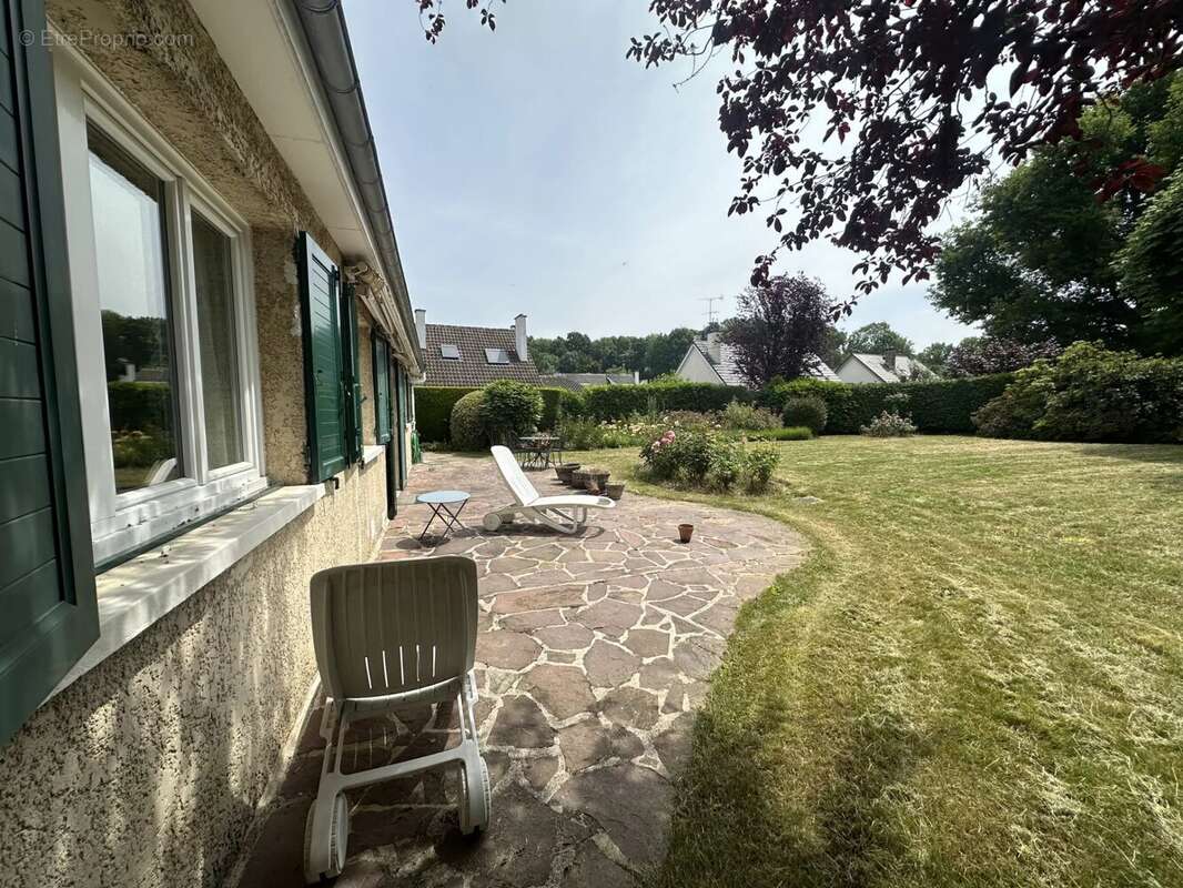 Maison à LE MESNIL-SAINT-DENIS