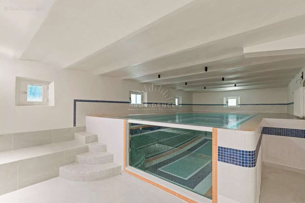 Cannes Basse Californie - Rare villa des années 1930 avec piscine intérieure - photo 5