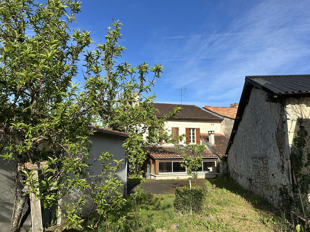Maison à LA ROCHE-CHALAIS