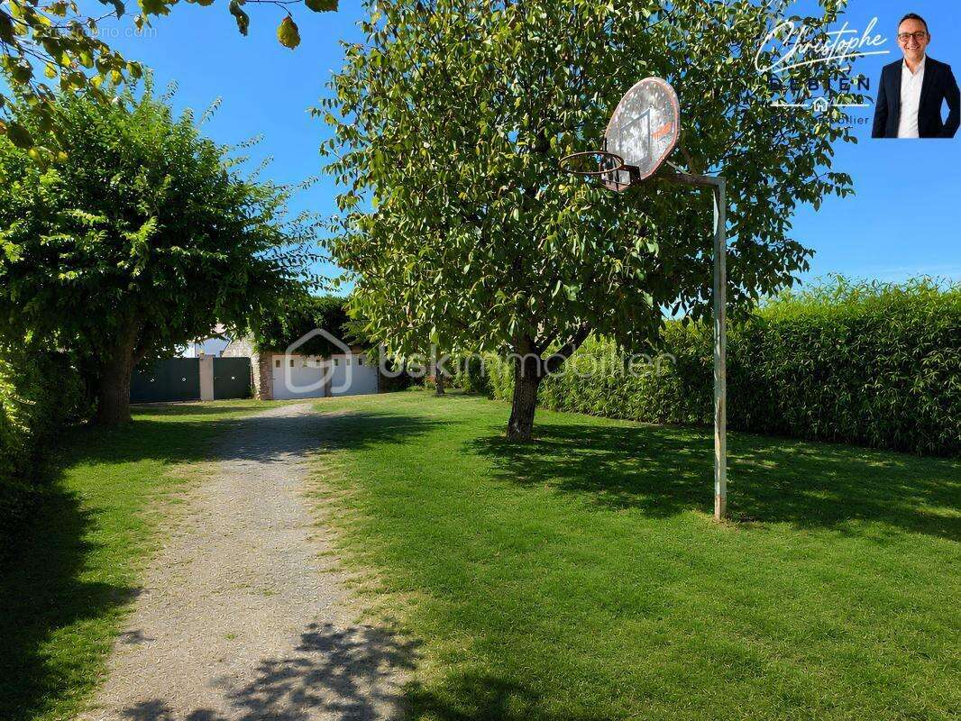 Les brouzils – 73 m² à rénover – terrain constructible 427 m² – garage – double projet possible – - photo 2