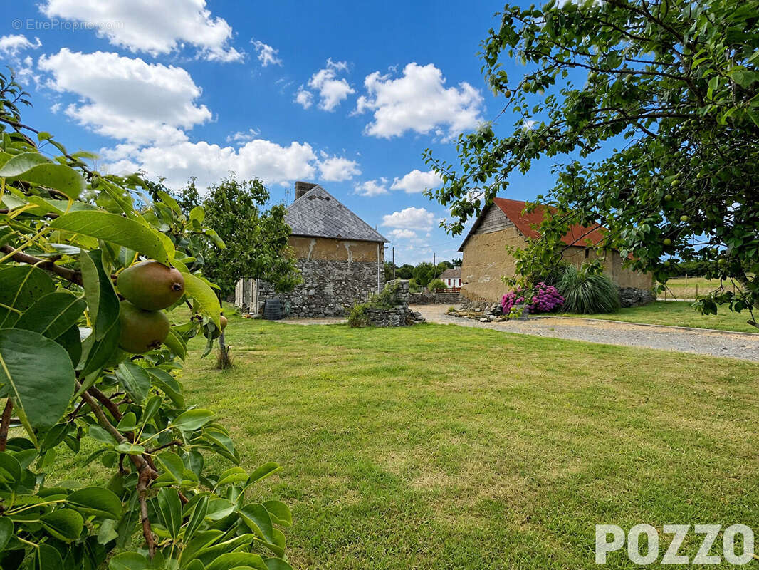 EXCLUSIVITÉ : Charmante maison en pierre à Saint-Sauveur-Villages avec beau terrain arboré et dépendances, 88.9 m2, 3ch. - photo 12