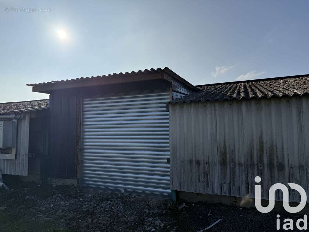 Photo 1 - Parking à LA ROUXIERE