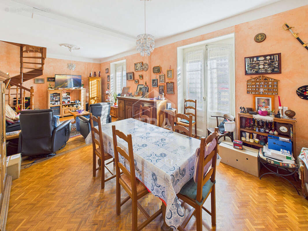 Maison à DECAZEVILLE