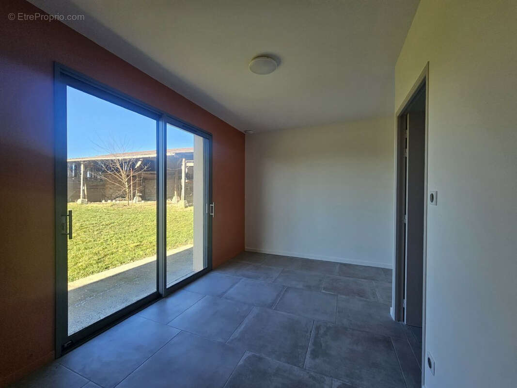 Maison à CREUZIER-LE-VIEUX