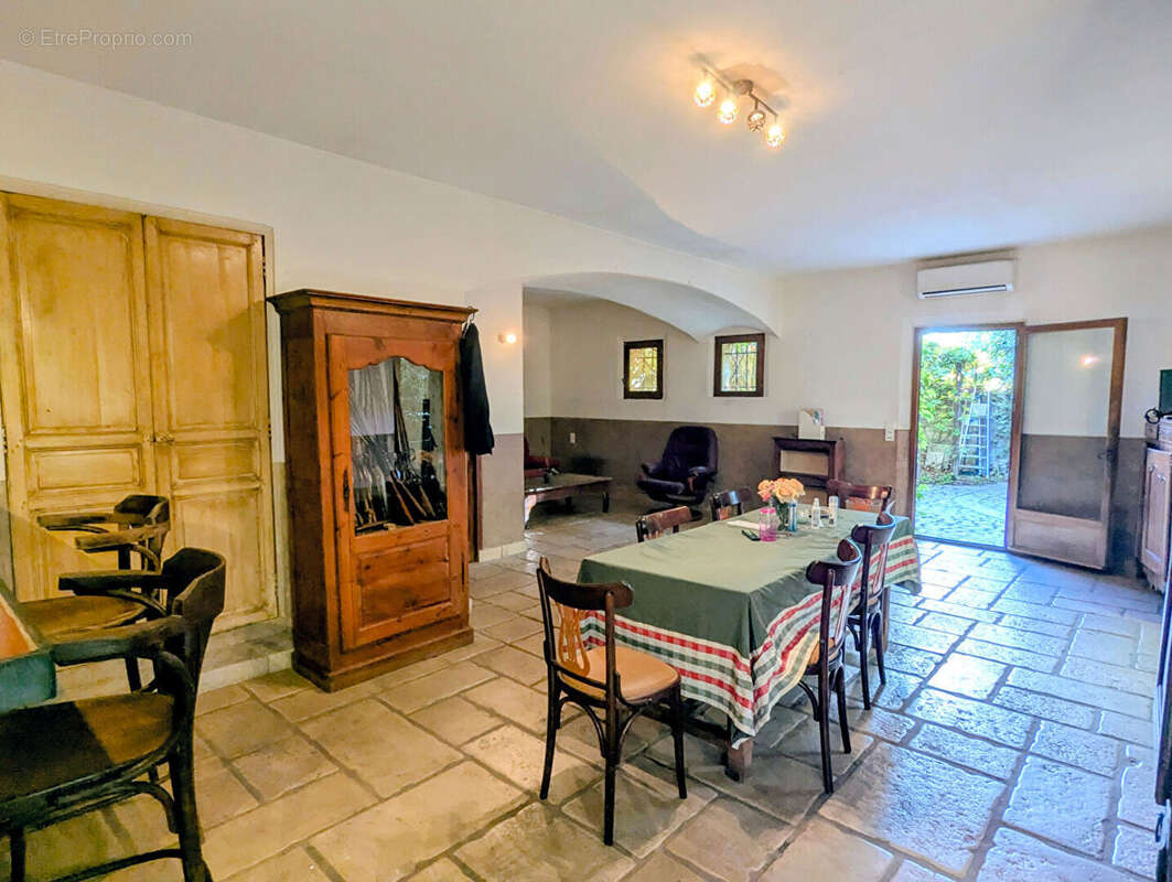 Commerce à SALERNES