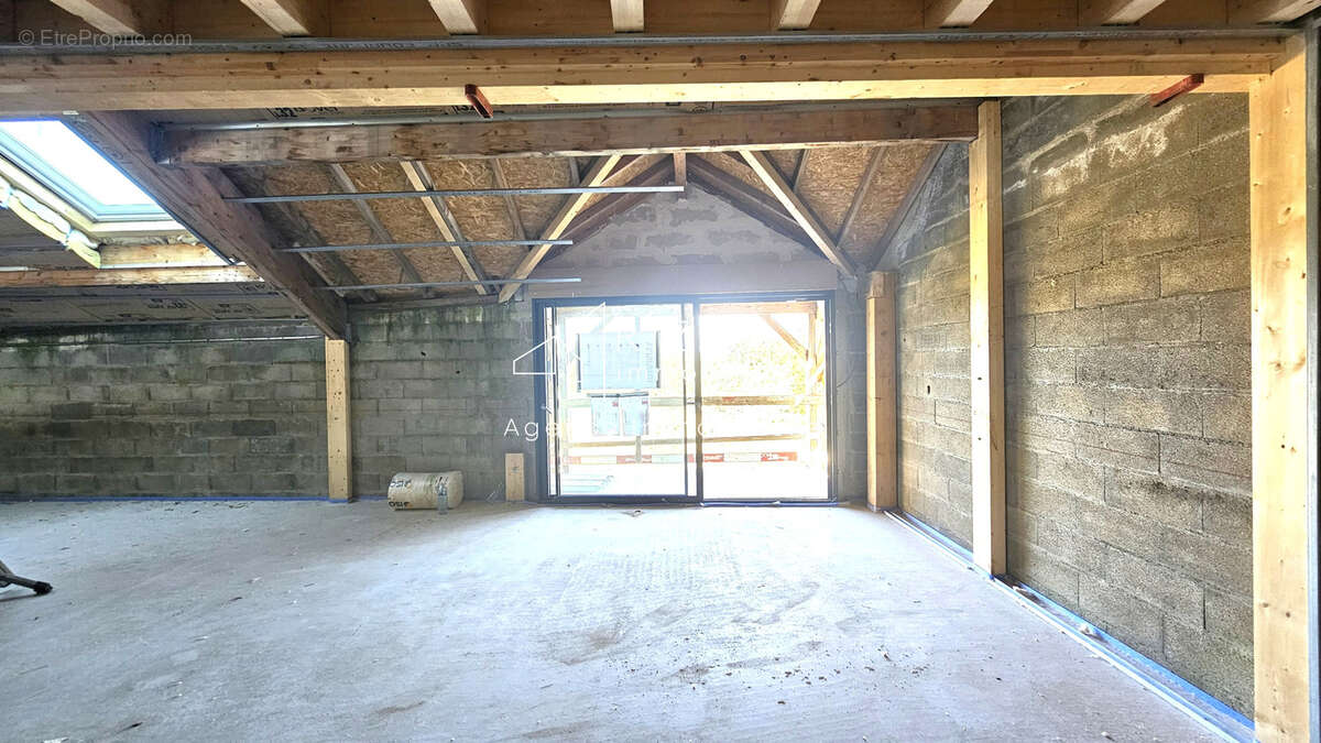 CHEVRY, Attique en duplex, T5 de 137m2 dans grange rénovée - photo 3