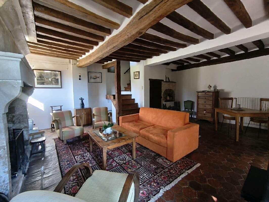 Maison à VALLANGOUJARD