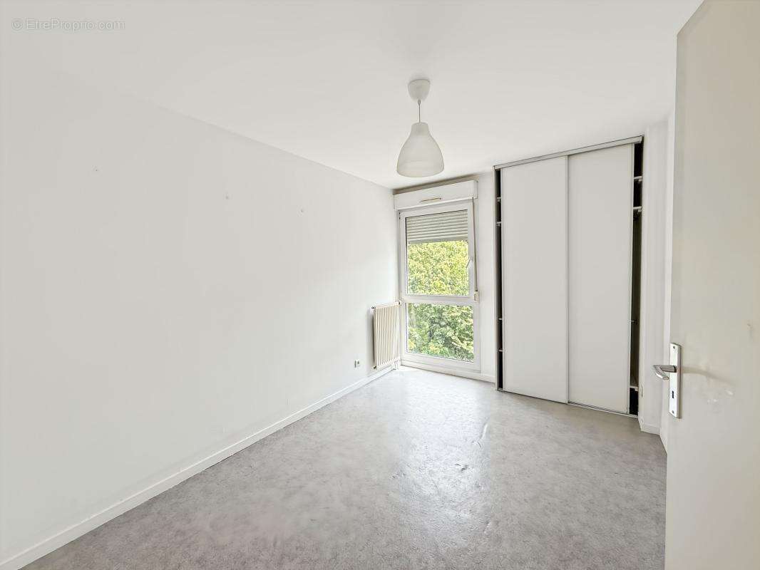 Appartement À Vendre T4 de 73 m2 avec Balcon et BOX à REIMS - photo 8