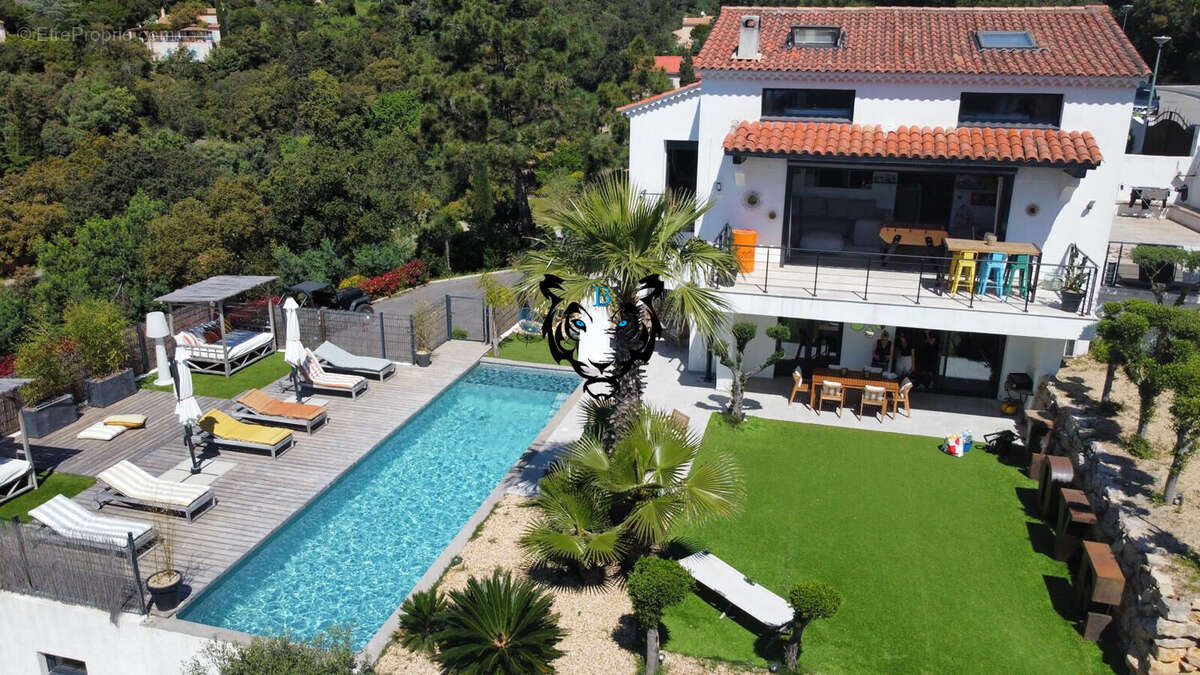 Maison à LES ISSAMBRES