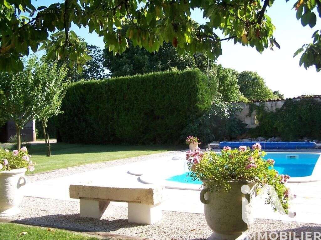 Maison 530 m² à Courcelles  - photo 3