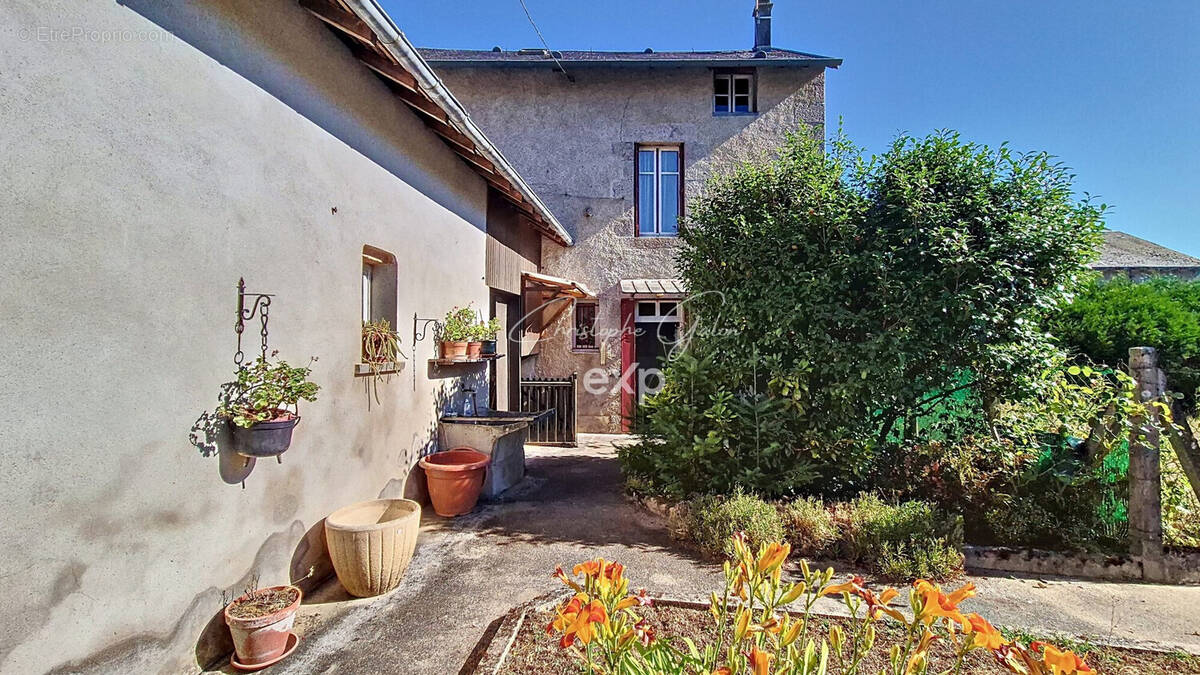 Maison à LA JONCHERE-SAINT-MAURICE