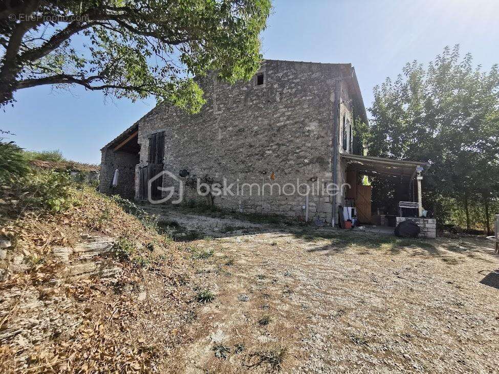 Maison en pierre avec granges, hangar, garage et terrains - Gros potentiel - photo 11