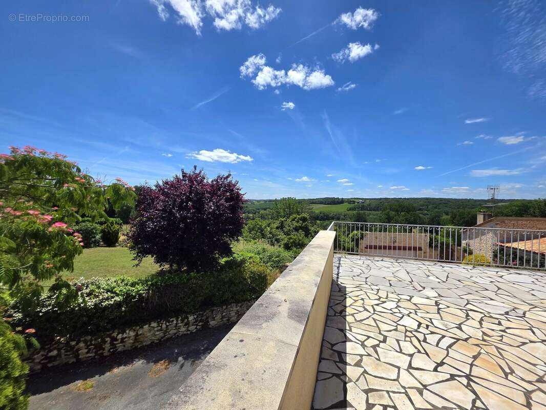 Jolie propriété en pierre avec plusieurs terrasses et vues imprenables. - photo 19