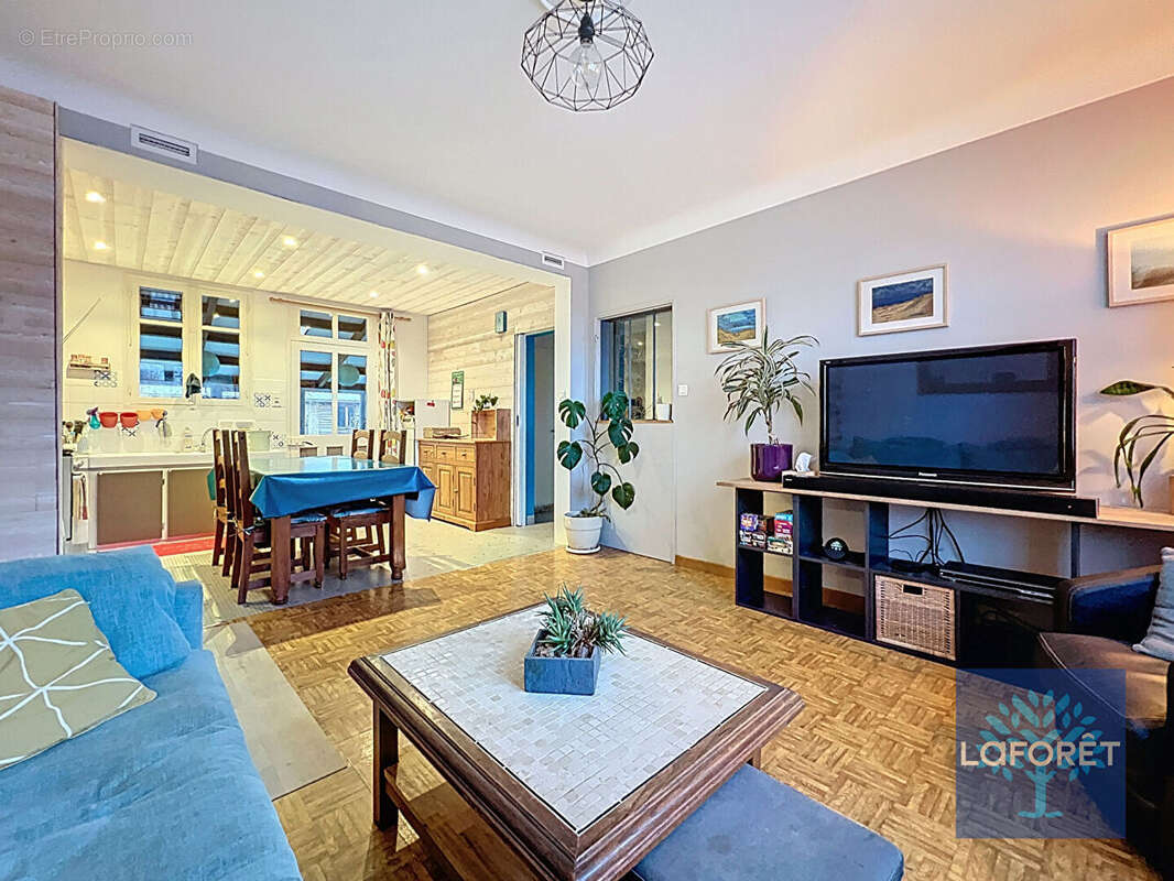 Maison à LA CHAIZE-LE-VICOMTE