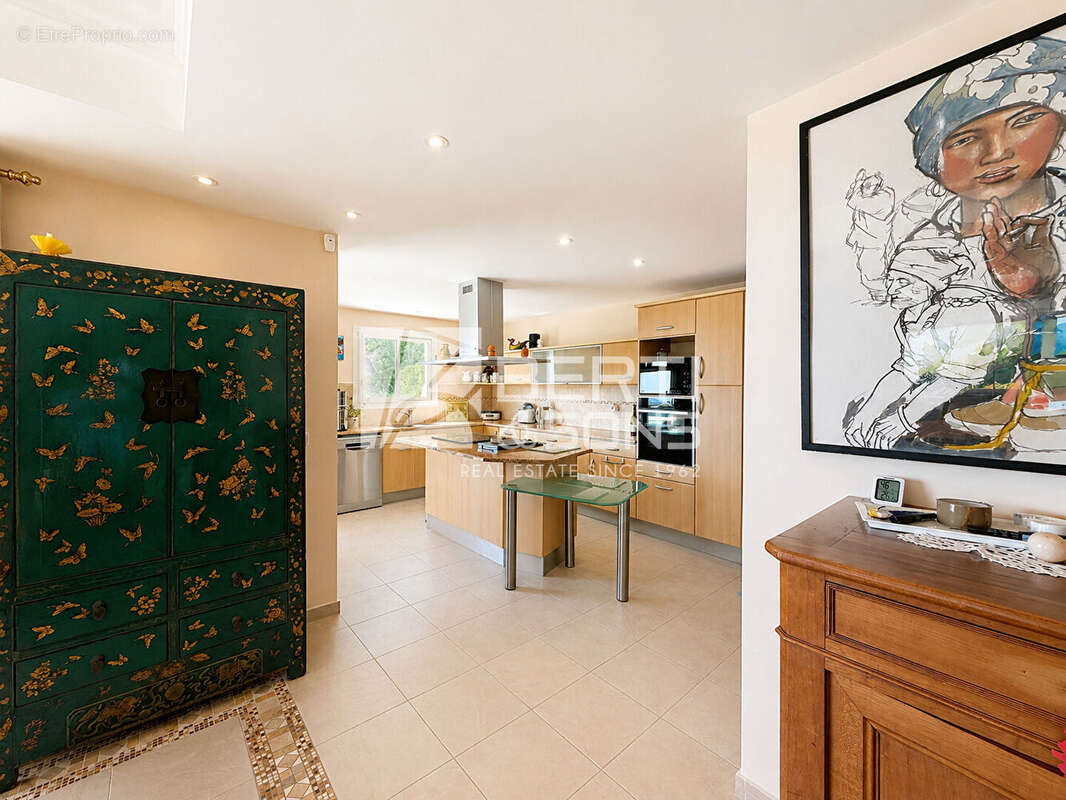 DOMAINE SECURISÉ - A 15 min de Mandelieu - Villa 5 pièces de 211 m² avec vue mer panoramique - photo 6