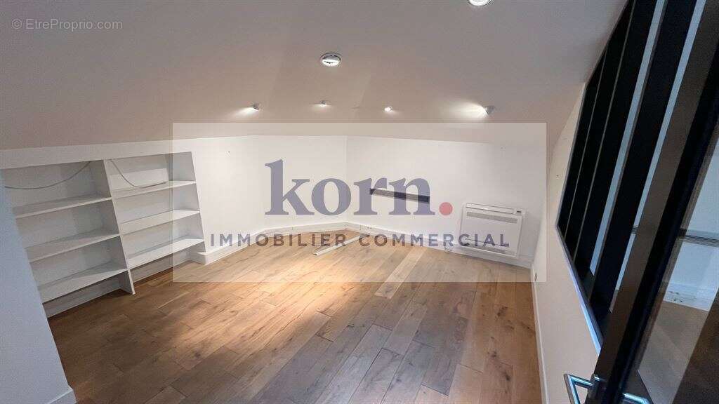 Commerce à PARIS-8E