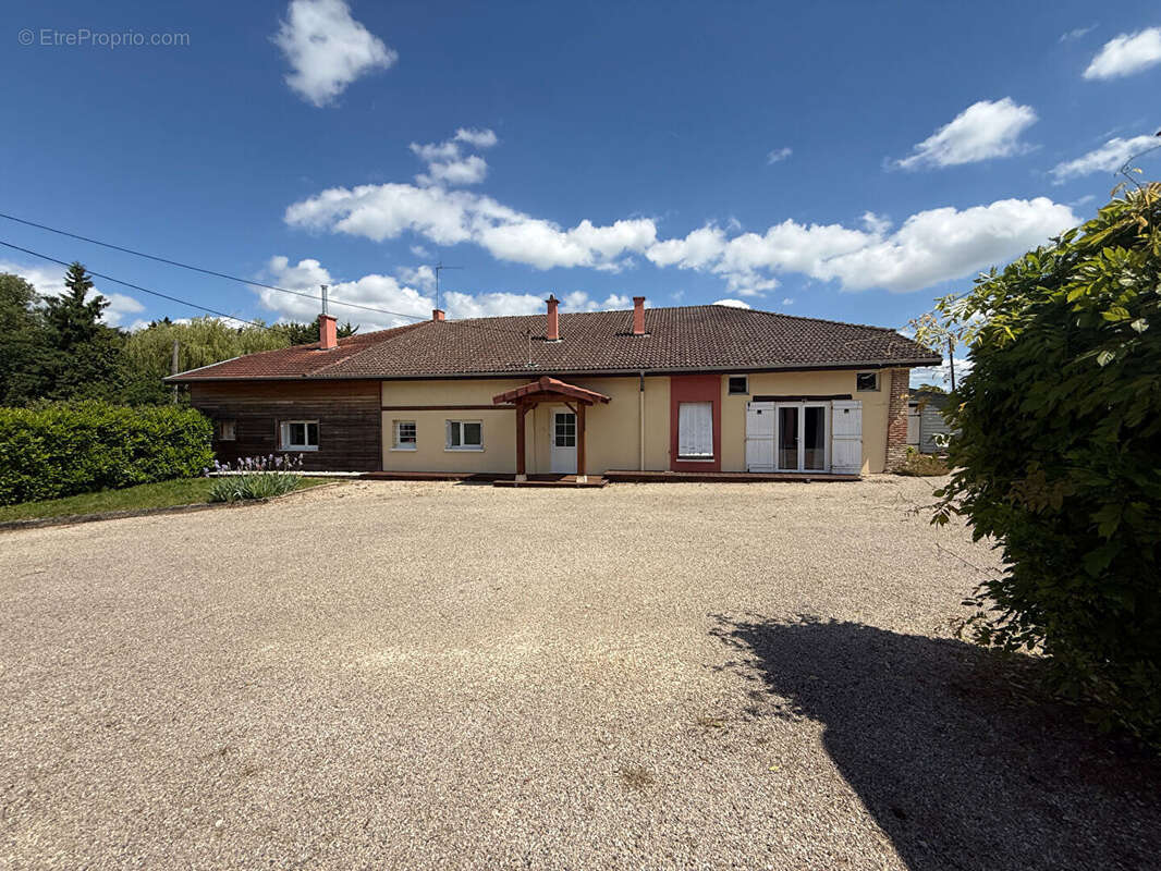 Belle ferme rénovée de 220 m² avec garages et dépendances - photo 2