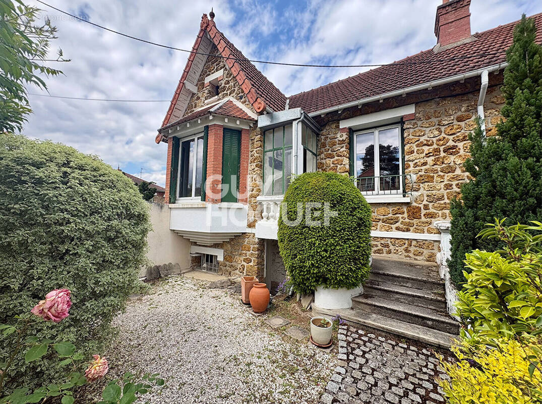 Maison à SAINTE-GENEVIEVE-DES-BOIS