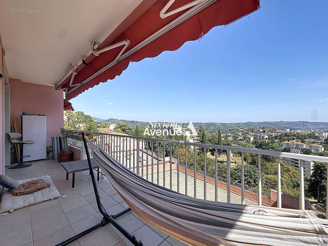 A vendre à Grasse spacieux 4 pièces de 81 m2 avec deux balcons, cave, vue dégagée. - photo 8