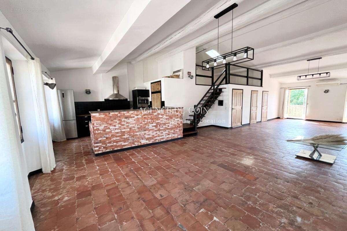 Appartement à LE MUY