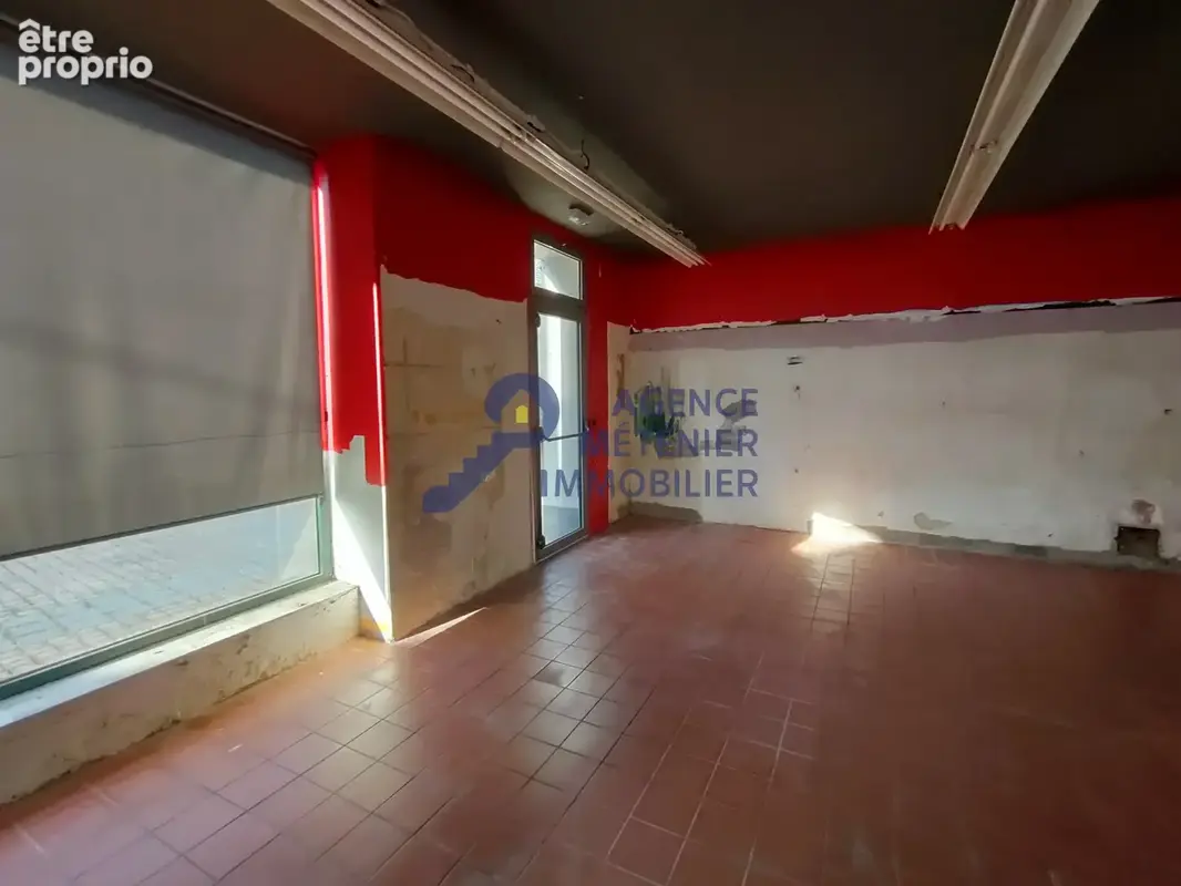 Immeuble de caractère avec commerces, appartements et dépendances   fort potentiel en plein centre - photo 4