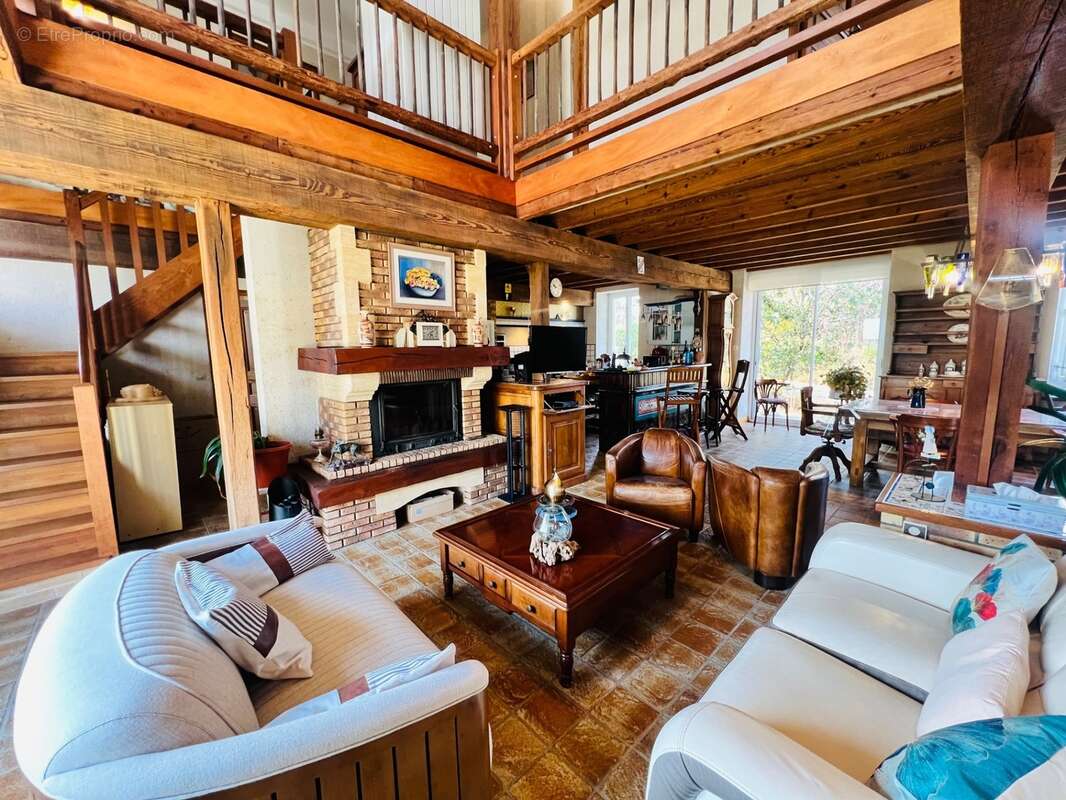 Maison de caractère rénovée – 182 m² – Studio indépendant 31m² – Garage de 117 m² – Terrain clos de 2 235 m² - photo 2