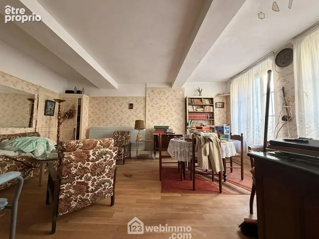 Vous apprécierez l'espace salon chaleureux de 25 m²