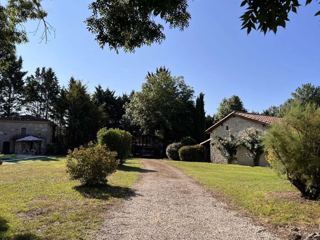Maison de 6 chambres avec 2ème maison de 4 chambres, 2 piscines et dépendances - photo 17