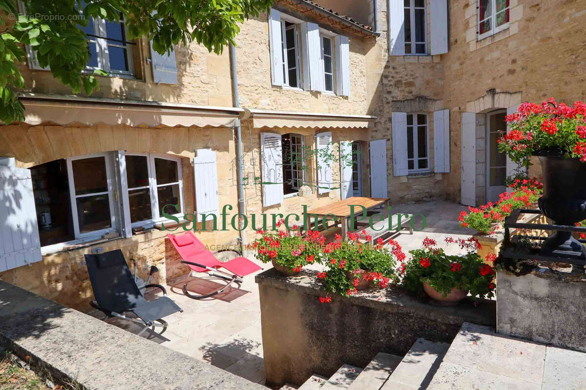 Maison à BEYNAC-ET-CAZENAC