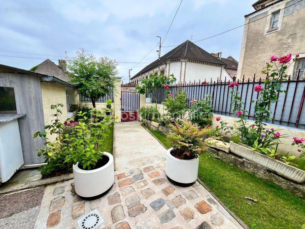 Maison à VILLENEUVE-LA-GUYARD